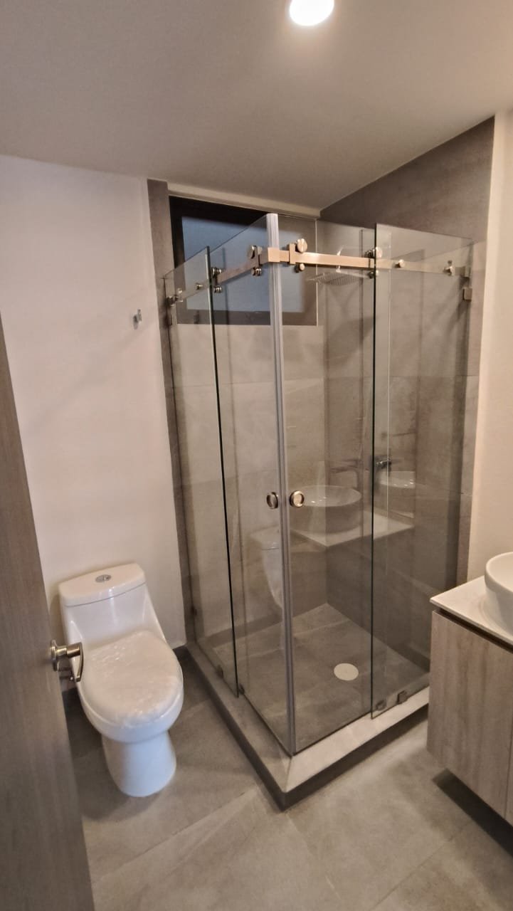 Rento Depto Nuevo a una cuadra de periférico altura de Echegaray 2 recámaras, 2 baños, cocina, sala, comedor, área de lavado, 2 cajones de estacionamiento, conjunto cerrado vigilancia, amenidades, alberca, coworking, gimnasio, cancha de pádel, salón de fiestas, salón de yoga. $21,500 incluye mantenimiento NO SE ACEPTAN MASCOTAS. 55-2699-1362